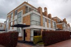 Linda casa esquinera para venta en condominio residencial de Chía.