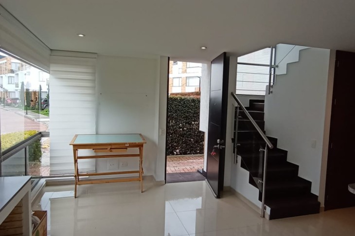 Linda casa esquinera para venta en condominio residencial de Chía.